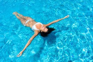 Cómo mantener el agua de la piscina limpia y cristalina